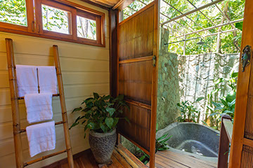OCEANFRONT VILLA OPEN AIR GRANITE STONE BATHTUB PRANAMAR SANTA TERESA COSTA RICA